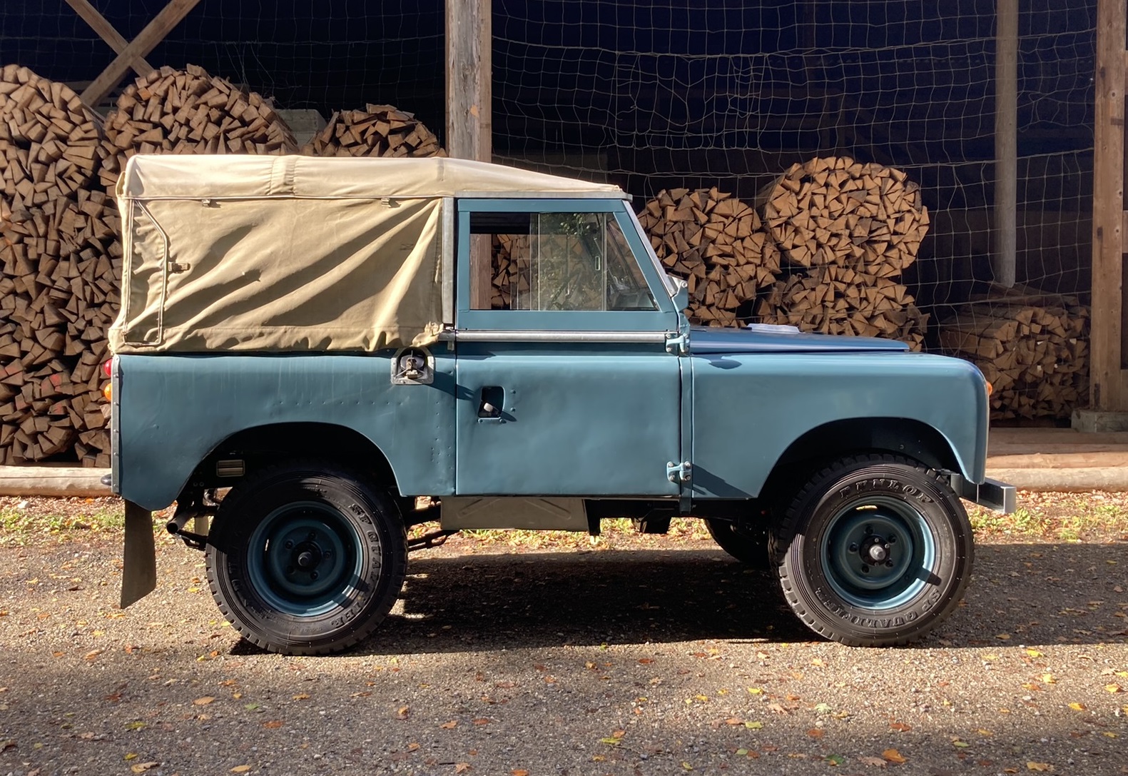 Land Rover SIIA on DUNLOP
                  Qualifier tires.