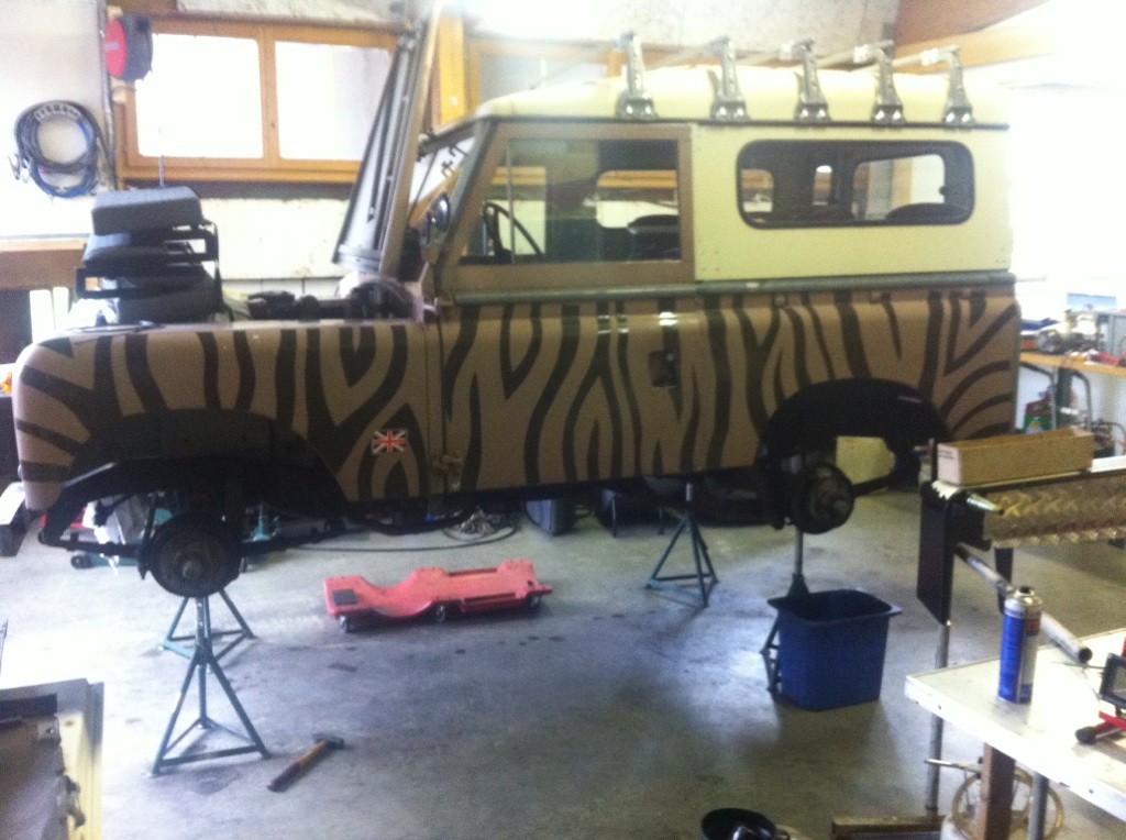 SIIA Land Rover on candles lift, ready for a tire
                change